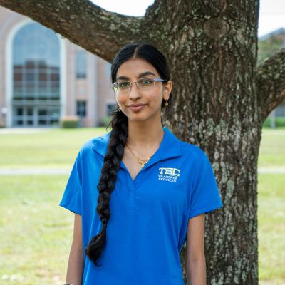 Aditi Eyunni Headshot.